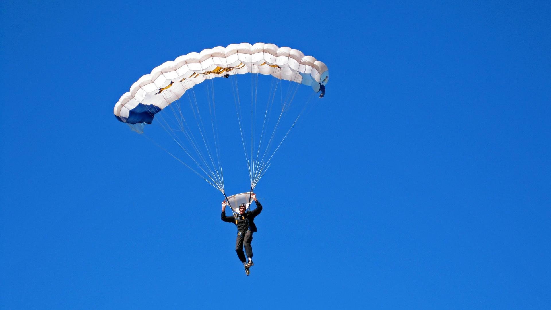 “千钧一发!终场前逆转大戏,观众掌声雷动”,千钧一发 台词